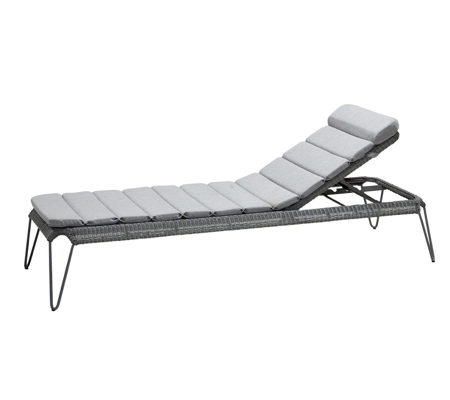 Cane-Line Denmark Chaise Lounge Light grey Breeze sunbed, stackable