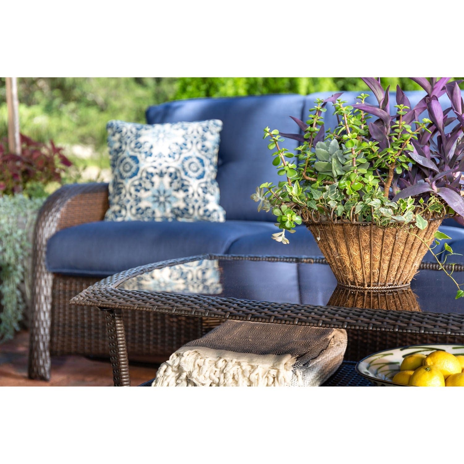 Hanover Conversation Set Hanover - Strathmere 6-Piece Wicker Lounge Set in Navy Blue | STRATH6PC-S-NVY